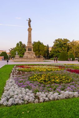 Rusçuk, Bulgaristan - 17 Eylül 2023: Merkezi meydandaki Özgürlük Anıtı 'nın günbatımı manzarası, yerli halk ve ziyaretçiler, Rusçuk, kuzeydoğu Bulgaristan