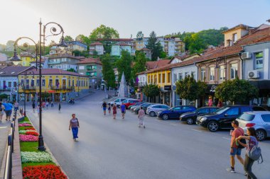Veliko Tarnovo, Bulgaristan - 23 Eylül 2023: Bulgaristan 'ın Veliko Tarnovo kentinde yerel halk ve ziyaretçilerle sokak sahnesi