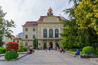 Filibe, Bulgaristan - 25 Eylül 2023: Bulgaristan 'ın Filibe kentinde belediye binası, yerel halk ve ziyaretçilerle birlikte Stefan Stambolov Meydanı Sahnesi