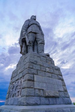 Filibe, Bulgaristan - 25 Eylül 2023: Bulgaristan 'ın Filibe kentinde Kızıl Ordu Anıtı (Alyosha) Manzarası