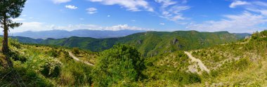 Bulgaristan 'ın güneyindeki Rodop Dağları' nın panoramik manzarası