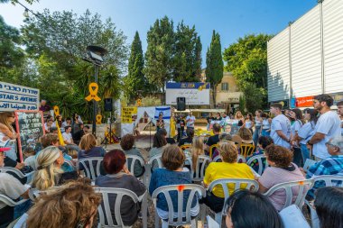 Hayfa, İsrail - 01 Kasım 2024: Dr. Daniela Mazor rehinelere destek veren bir topluluğun parçası olarak İsrail 'in Hayfa kentinde bir anlaşma çağrısında bulundu.