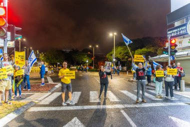 Hayfa, İsrail - 02 Kasım 2024: İnsanlar sokakta protesto ediyor, rehinelere destek veriyor, Hayfa, İsrail 'de anlaşma çağrısında bulunuyorlar