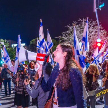 Hayfa, İsrail - 05 Kasım 2024: Başbakan Netanyahu 'nun Savunma Bakanı Gallant' ı kovmasının ardından halk öfkeli bir gecede protesto gösterisi düzenledi. Hayfa, İsrail