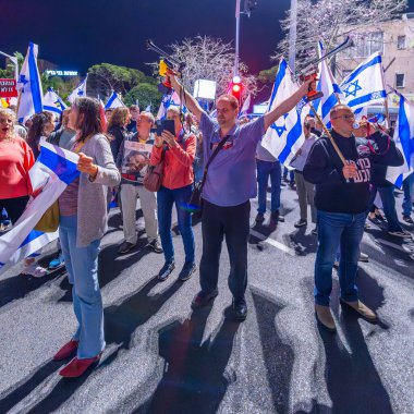 Hayfa, İsrail - 05 Kasım 2024: Başbakan Netanyahu 'nun Savunma Bakanı Gallant' ı kovmasının ardından halk öfkeli bir gecede protesto gösterisi düzenledi. Hayfa, İsrail