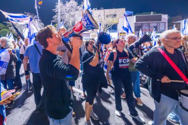 Hayfa, İsrail - 05 Kasım 2024: Başbakan Netanyahu 'nun Savunma Bakanı Gallant' ı kovmasının ardından halk öfkeli bir gecede protesto gösterisi düzenledi. Hayfa, İsrail