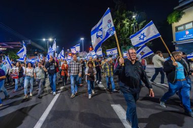Hayfa, İsrail - 05 Kasım 2024: Halk, Başbakan Netanyahu 'nun savunma bakanı Gallant' ı kovmasının ardından, öfkeli bir gecede sokaklarda protesto ve yürüyüş yaptı. Hayfa, İsrail