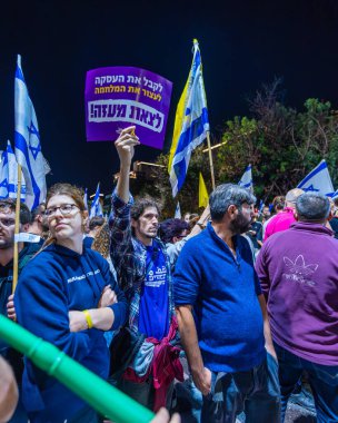 Hayfa, İsrail - 05 Kasım 2024: Başbakan Netanyahu 'nun Savunma Bakanı Gallant' ı kovmasının ardından halk öfkeli bir gecede protesto gösterisi düzenledi. Hayfa, İsrail