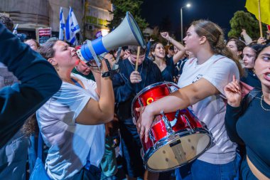 Hayfa, İsrail - 05 Kasım 2024: Başbakan Netanyahu 'nun Savunma Bakanı Gallant' ı kovmasının ardından halk öfkeli bir gecede protesto gösterisi düzenledi. Hayfa, İsrail
