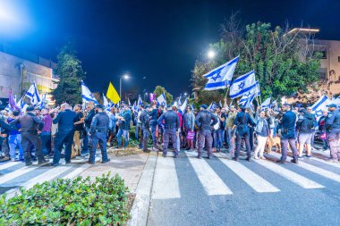Hayfa, İsrail - 05 Kasım 2024: Halk, Başbakan Netanyahu 'nun savunma bakanı Gallant' ı kovmasının ardından, öfkeli bir gecede polisin karşısına çıkıp protesto etti. Hayfa, İsrail