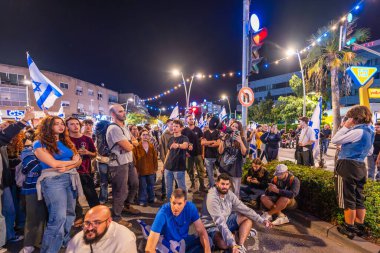 Hayfa, İsrail - 05 Kasım 2024: Başbakan Netanyahu 'nun Savunma Bakanı Gallant' ı kovmasının ardından halk öfkeli bir gecede protesto gösterisi düzenledi. Hayfa, İsrail