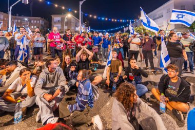 Hayfa, İsrail - 05 Kasım 2024: Başbakan Netanyahu 'nun Savunma Bakanı Gallant' ı kovmasının ardından halk öfkeli bir gecede protesto gösterisi düzenledi. Hayfa, İsrail