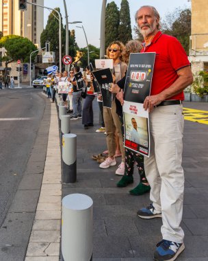 Hayfa, İsrail - 09 Kasım 2024: İnsanlar rehine posterleriyle ayakta duruyor ve 400 günlük savaş ve tutsak rehineleri simgeliyor. Hayfa, İsrail