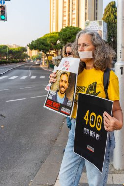 Hayfa, İsrail - 09 Kasım 2024: İnsanlar rehine posterleriyle ayakta duruyor ve 400 günlük savaş ve tutsak rehineleri simgeliyor. Hayfa, İsrail