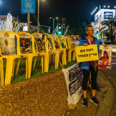 Hayfa, İsrail - 11 Kasım 2024: İsrail 'in Hayfa kentinde rehine anlaşması çağrısında bulunan rehine posterli insanların günlük bir protestosu