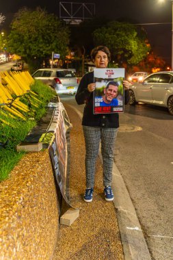 Hayfa, İsrail - 11 Kasım 2024: İsrail 'in Hayfa kentinde rehine anlaşması çağrısında bulunan rehine posterli insanların günlük bir protestosu