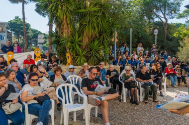 Hayfa, İsrail - 15 Kasım 2024: İnsanlar, İsrail Hayfa 'da bir anlaşma çağrısında bulunarak rehinelerin destek toplantısına katıldı