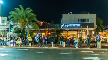 Hayfa, İsrail - 16 Kasım 2024: İnsanlar sokakta protesto ediyor, rehinelere destek veriyor, Hayfa, İsrail 'de anlaşma çağrısında bulunuyorlar