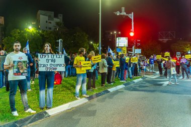 Hayfa, İsrail - 16 Kasım 2024: İnsanlar sokakta protesto ediyor, rehinelere destek veriyor, Hayfa, İsrail 'de anlaşma çağrısında bulunuyorlar