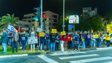 Hayfa, İsrail - 16 Kasım 2024: İnsanlar sokakta protesto ediyor, rehinelere destek veriyor, Hayfa, İsrail 'de anlaşma çağrısında bulunuyorlar