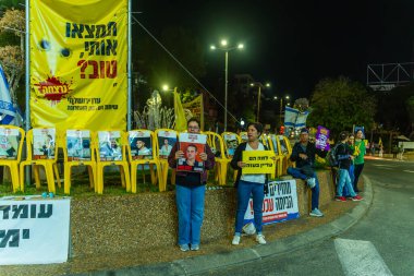 Hayfa, İsrail - 16 Kasım 2024: İnsanlar sokakta protesto ediyor, rehinelere destek veriyor, Hayfa, İsrail 'de anlaşma çağrısında bulunuyorlar