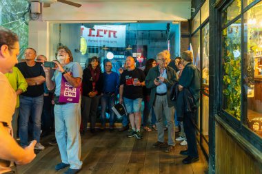 Hayfa, İsrail - 16 Kasım 2024: İnsanlar rehineler Hayfa, İsrail 'e destek gösterileri sırasında bir roket saldırısından sığınıyor