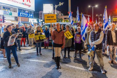 Hayfa, İsrail - 16 Kasım 2024: İnsanlar sokakta protesto ediyor, rehinelere destek veriyor, Hayfa, İsrail 'de anlaşma çağrısında bulunuyorlar