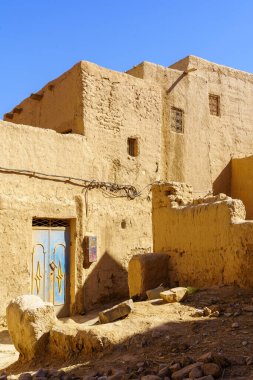 Sahra Çölü, Fas 'ta çeşitli evleri olan tipik bir çamur ev köyü manzarası.
