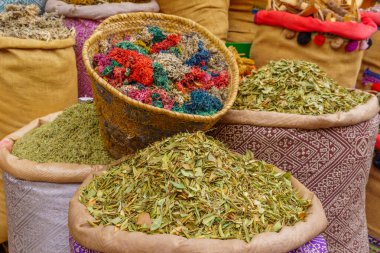 Marakeş, Fas 'taki Medine' de satılık çeşitli otlar sergileniyor.