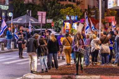 Hayfa, İsrail - 23 Kasım 2024: İnsanlar sokakta protesto ediyor, rehinelere destek veriyor, Hayfa, İsrail 'de anlaşma çağrısında bulunuyorlar