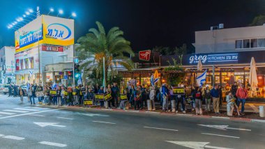 Hayfa, İsrail - 23 Kasım 2024: İnsanlar sokakta protesto ediyor, rehinelere destek veriyor, Hayfa, İsrail 'de anlaşma çağrısında bulunuyorlar