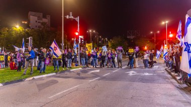 Hayfa, İsrail - 23 Kasım 2024: İnsanlar sokakta protesto ediyor, rehinelere destek veriyor, Hayfa, İsrail 'de anlaşma çağrısında bulunuyorlar