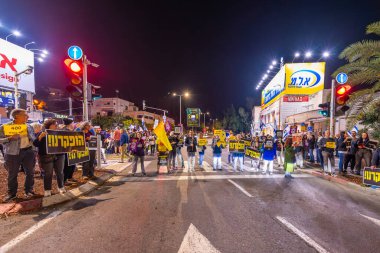 Hayfa, İsrail - 23 Kasım 2024: İnsanlar sokakta protesto ediyor, rehinelere destek veriyor, Hayfa, İsrail 'de anlaşma çağrısında bulunuyorlar