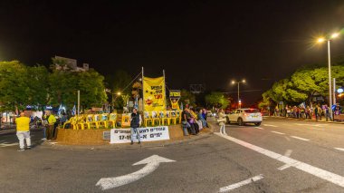 Hayfa, İsrail - 23 Kasım 2024: İnsanlar sokakta protesto ediyor, rehinelere destek veriyor, Hayfa, İsrail 'de anlaşma çağrısında bulunuyorlar