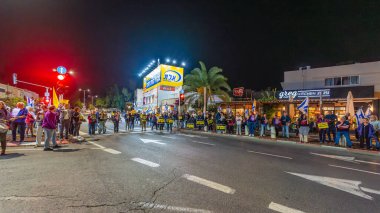 Hayfa, İsrail - 23 Kasım 2024: İnsanlar sokakta protesto ediyor, rehinelere destek veriyor, Hayfa, İsrail 'de anlaşma çağrısında bulunuyorlar