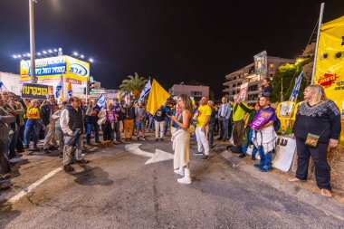 Hayfa, İsrail - 23 Kasım 2024: İnsanlar sokakta protesto ediyor, rehinelere destek veriyor, Hayfa, İsrail 'de anlaşma çağrısında bulunuyorlar