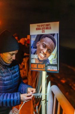 Hayfa, İsrail - 27 Kasım 2024: İsrail 'in Hayfa kentindeki büyük bir şehir yolunda 101 rehinenin posterleri asılıyor