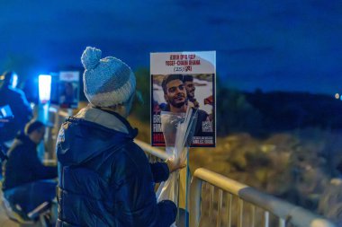 Hayfa, İsrail - 27 Kasım 2024: İsrail 'in Hayfa kentindeki büyük bir şehir yolunda 101 rehinenin posterleri asılıyor