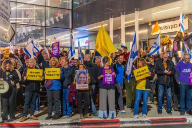Hayfa, İsrail - 30 Kasım 2024: Ateşkes protestosunun ardından çeşitli gruplar, rehineleri desteklemek, anlaşma ve yeni seçimler için çağrıda bulunmak üzere devam edildi. Hayfa, İsrail