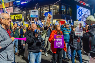 Hayfa, İsrail - 30 Kasım 2024: Ateşkes protestosunun ardından çeşitli gruplar, rehineleri desteklemek, anlaşma ve yeni seçimler için çağrıda bulunmak üzere devam edildi. Hayfa, İsrail