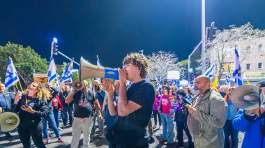 Hayfa, İsrail - 30 Kasım 2024: Ateşkes protestosunun ardından çeşitli gruplar, rehineleri desteklemek, anlaşma ve yeni seçimler için çağrıda bulunmak üzere devam edildi. Hayfa, İsrail