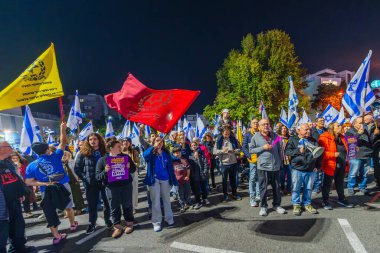 Hayfa, İsrail - 30 Kasım 2024: Ateşkes protestosunun ardından çeşitli gruplar, rehineleri desteklemek, anlaşma ve yeni seçimler için çağrıda bulunmak üzere devam edildi. Hayfa, İsrail