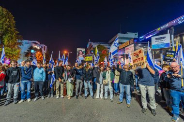 Hayfa, İsrail - 30 Kasım 2024: Ateşkes protestosunun ardından çeşitli gruplar, rehineleri desteklemek, anlaşma ve yeni seçimler için çağrıda bulunmak üzere devam edildi. Hayfa, İsrail