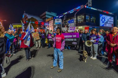 Hayfa, İsrail - 30 Kasım 2024: Ateşkes protestosunun ardından çeşitli gruplar, rehineleri desteklemek, anlaşma ve yeni seçimler için çağrıda bulunmak üzere devam edildi. Hayfa, İsrail