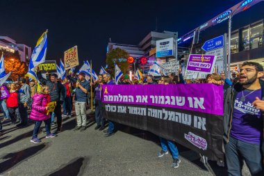 Hayfa, İsrail - 30 Kasım 2024: Ateşkes protestosunun ardından çeşitli gruplar, rehineleri desteklemek, anlaşma ve yeni seçimler için çağrıda bulunmak üzere devam edildi. Hayfa, İsrail