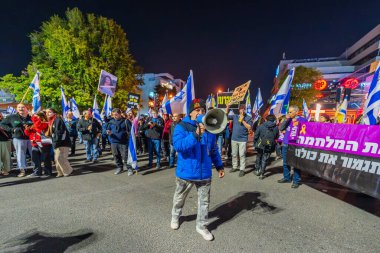 Hayfa, İsrail - 30 Kasım 2024: Ateşkes protestosunun ardından çeşitli gruplar, rehineleri desteklemek, anlaşma ve yeni seçimler için çağrıda bulunmak üzere devam edildi. Hayfa, İsrail