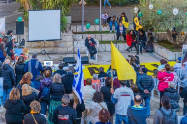 Hayfa, İsrail - 05 Aralık 2024: Kurtarılan rehine Luis Har, İsrail 'in Hayfa kentindeki rehinelerin desteğiyle kalabalığa sesleniyor