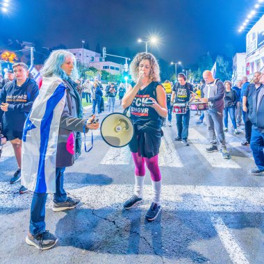 Hayfa, İsrail - 07 Aralık 2024: Protesto lideri Rotem Perelman - Farhi, hükümete karşı düzenlenen bir protesto mitinginde kalabalığa sesleniyor. Hayfa, İsrail
