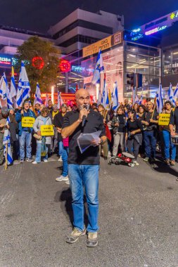 Hayfa, İsrail - 07 Aralık 2024: Prof Yoram Yovell, hükümete karşı düzenlenen bir protesto mitinginde kalabalığa sesleniyor. Hayfa, İsrail