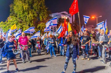Hayfa, İsrail - 07 Aralık 2024: Şarkıcı Michal Golan, hükümete karşı düzenlenen bir protesto mitinginin bir parçası olarak kalabalığa sesleniyor. Hayfa, İsrail